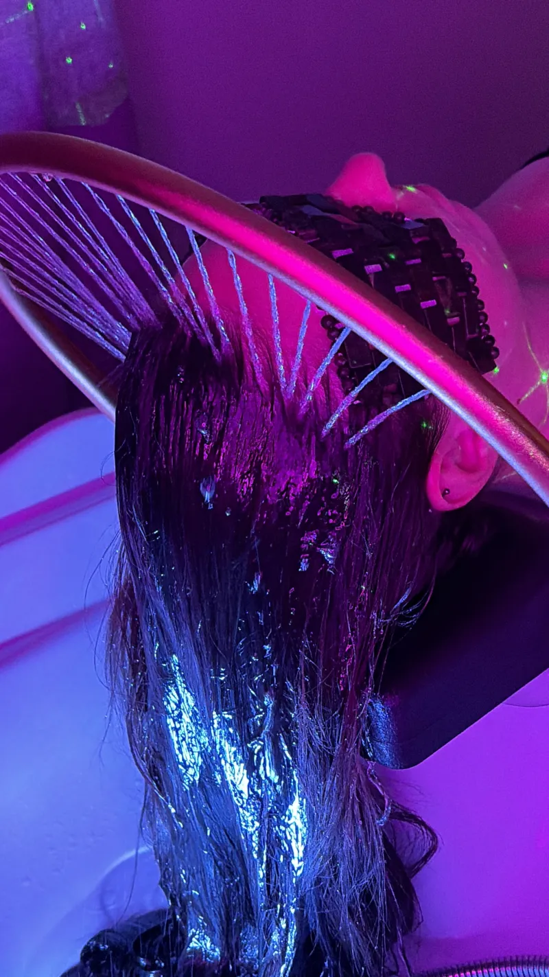 Ambiance tamisée du salon pendant un soin head spa avec modelage du dos